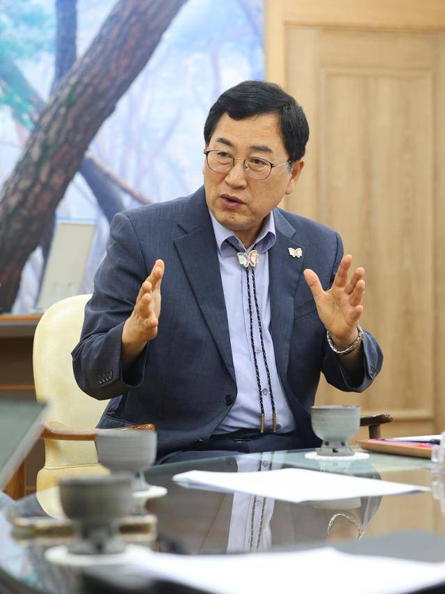 주낙영 경북 경주시장이 지난 5일 경주시 동천동 시청 집무실에서 한국일보와 인터뷰하고 있다. 경주시 제공