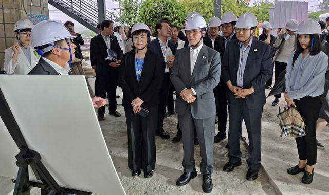 주낙영(앞줄 오른쪽 두 번째) 경북 경주시장이 지난 7일 APEC 공사 현장을 방문한 김민석(앞줄 오른쪽 세 번째) 국무총리와 브리핑을 듣고 있다. 경주시 제공