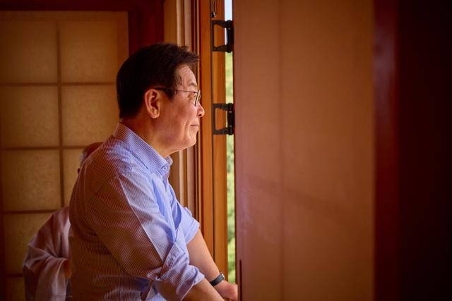 이재명 대통령이 지난 17일 서울 은평구 진관사를 방문한 모습을 18일 SNS에 공개했다. 이재명 대통령 SNS