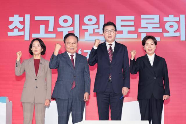 최수진(왼쪽부터), 김재원, 신동욱, 양향자 국민의힘 최고위원 후보가 18일 서울 강서구 마곡동 ASSA 아트홀에서 TV토론에 앞서 기념 촬영을 하고 있다. 국민의힘 제공