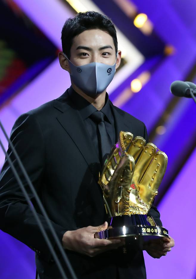 ‘2021 KBO 골든글러브 시상식'이 10일 오후 서울 삼성동 코엑스 오디토리움에서 열렸다. 외야수 부문 골든글러브를 수상한 삼성 구자욱이 수상소감을 말하고 있다. 김민규 기자 kim.mingyu@joongang.co.kr /2021.12.10/"
