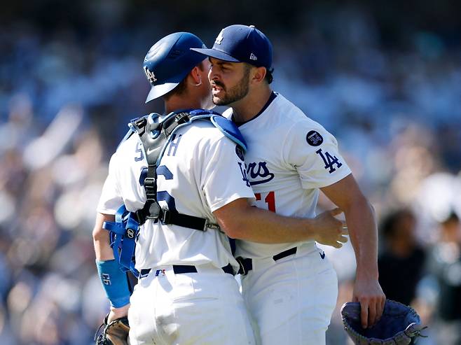 <yonhap photo-2066=""> LOS ANGELES, CALIFORNIA - AUGUST 17: Alex Vesia #51 and Will Smith #16 of the Los Angeles Dodgers celebrates a 5-4 win over the San Diego Padres with Teoscar Hern?ndez #37 at Dodger Stadium on August 17, 2025 in Los Angeles, California. Harry How/Getty Images/AFP (Photo by Harry How / GETTY IMAGES NORTH AMERICA / Getty Images via AFP)/2025-08-18 08:17:25/ <저작권자 ⓒ 1980-2025 ㈜연합뉴스. 무단 전재 재배포 금지, AI 학습 및 활용 금지></yonhap>