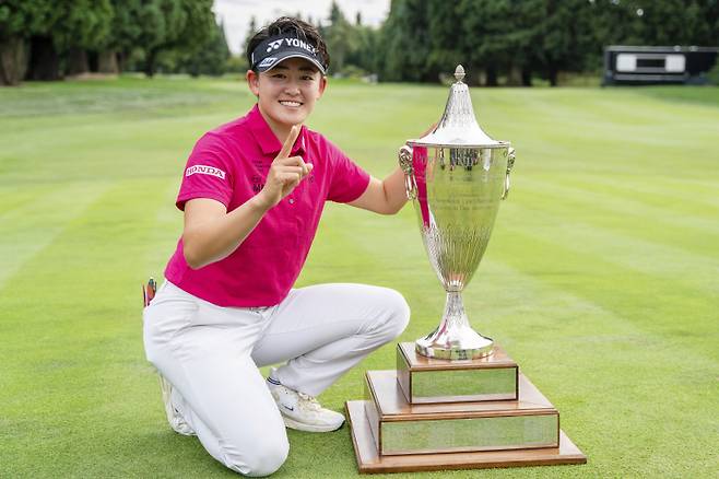 <yonhap photo-2420=""> Akie Iwai, of Japan, poses with the trophy after winning the LPGA Portland Classic golf tournament at Columbia Edgewater in Portland, Ore., Sunday, Aug. 17, 2025. (AP Photo/Ali Gradischer)/2025-08-18 09:44:20/ <저작권자 ⓒ 1980-2025 ㈜연합뉴스. 무단 전재 재배포 금지, AI 학습 및 활용 금지></yonhap>