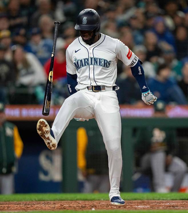 <yonhap photo-5179=""> SEATTLE, WA -MARCH 29: Victor Robles #10 of the Seattle Mariners kicks his bat after getting hit by a pitch during the fifth inningof a game against the Athletics at T-Mobile Park on March 29, 2025 in Seattle, Washington. Stephen Brashear/Getty Images/AFP (Photo by STEPHEN BRASHEAR / GETTY IMAGES NORTH AMERICA / Getty Images via AFP)/2025-03-30 13:20:02/ <저작권자 ⓒ 1980-2025 ㈜연합뉴스. 무단 전재 재배포 금지, AI 학습 및 활용 금지></yonhap>