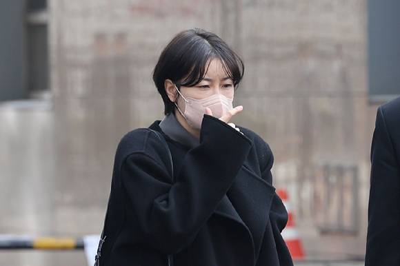 음주운전과 불법 숙박업 혐의로 불구속기소 된 문재인 전 대통령의 딸 다혜 씨가 지난 3월 20일 서울서부지법에서 열린 도로교통법상 음주운전 및 공중위생관리법 위반 혐의 사건 첫 공판기일에서 징역 1년을 구형받은 뒤 청사를 떠나고 있다. [사진=연합뉴스]