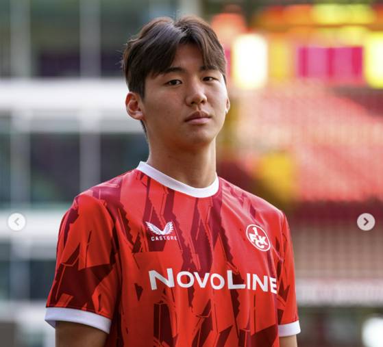 분데스리가의 '붉은 악마'로 불리는 카이저슬라우테른 유니폼을 입은 김지수. 사진 카이저슬라우테른