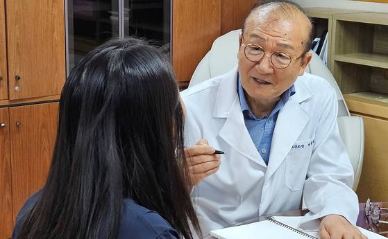 지난 13일 이종철 강남구보건소장이 AI 건강상담을 진행하고 있다. 채혜선 기자