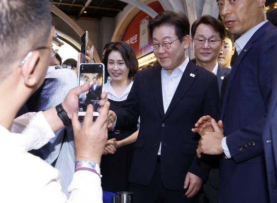 이재명 대통령과 김혜경 여사가 17일 서울 시내 한 영화관에서 '독립군:끝나지 않은 전쟁' 관람을 마친 뒤 시민들과 인사하고 있다. 대통령실사진기자단