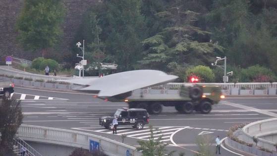 16일 오후 5시30분(현지시간)부터 17일 새벽 3시 30분까지 중국 베이징 도심에서 펼쳐진 9·3 승전 80주년 기념 열병식 2차 연습을 위해 최신형 각종 무인 드론이 위장포에 쌓인 채 천안문 방향으로 이동하고 있다. 신경진 특파원