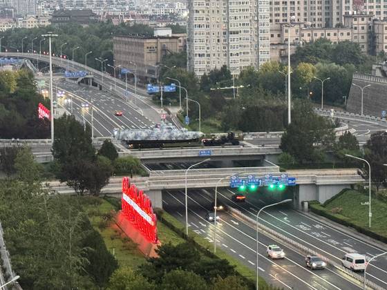 16일 오후 5시30분(현지시간)부터 17일 새벽 3시 30분까지 중국 베이징 도심에서 펼쳐진 9·3 승전 80주년 기념 열병식 2차 연습을 위해 최신형 각종 무인 드론이 위장포에 쌓인 채 천안문 방향으로 이동하고 있다. 신경진 특파원