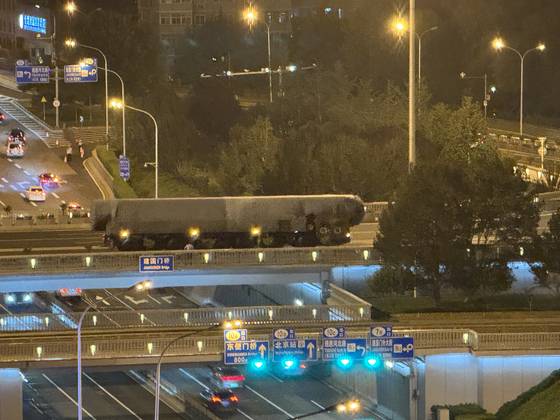 16일 밤 중국 베이징 도심에서 펼쳐진 9·3 승전 80주년 기념 열병식 2차 연습을 위해 최신형 대륙간탄도미사일(ICBM)이 위장포에 쌓인채 천안문 방향으로 이동하고 있다. 신경진 특파원