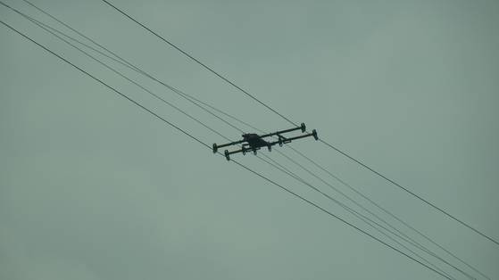 천안문 인근 왕푸징 부근에 세워진 초대형 크레인 두 대를 연결한 철선에 열병식 사열 장면을 촬영하기 위한 로봇 드론이 설치되어 있다. 신경진 기자