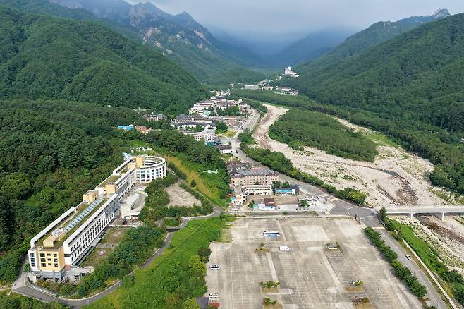 설악동 C지구 주차장이 텅 비어 있는 모습. 천권필 기자