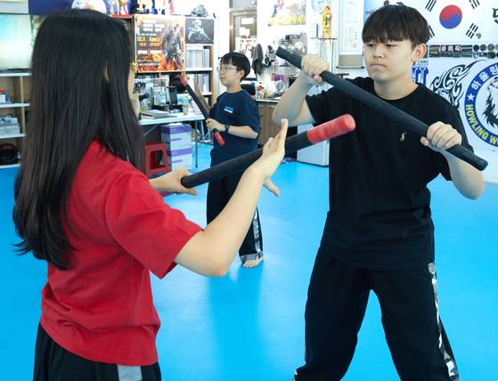 바톤 디펜스 기술을 몸에 익힌 소중 학생기자단이 서로 마주 보며 한 명은 공격하고, 한 명은 방어하는 기술도 연습했다.