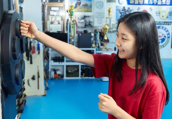 펀치 연습하는 기계를 하고 있는 김민영 학생기자.