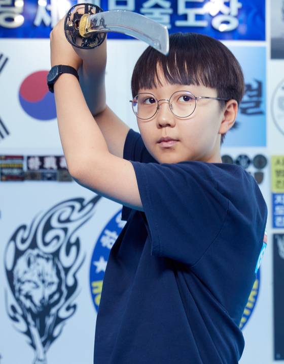 무술에는 칼을 이용한 기술이 많은데, 우리나라에선 단도술·단검술 등이라 말하고 해외에선 나이프 기술이라고 한다. 박건우 학생기자가 칼을 들고 포즈를 취했다.