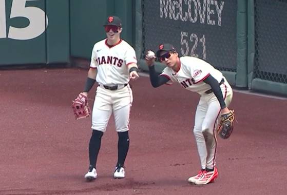 슬라이딩 과정에서 튀어나온 볼을 두 무릎으로 고정 시켜 처리한 뒤 꺼내 보여주는 이정후(오른쪽). 사진 MLB닷컴 영상 캡처