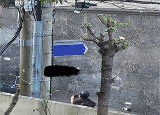 사건 현장을 반복적으로 촬영하는 사람의 모습을 포착한 CCTV. [사진 서울시]