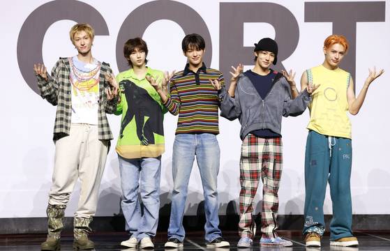 그룹 코르티스(CORTIS)의 마틴(왼쪽부터)과 주훈, 건호, 성현, 제임스가 18일 오후 서울 용산구 블루스퀘어에서 가진 데뷔음반 ‘컬러 아웃사이드 더 라인즈(COLOR OUTSIDE THE LINES)’ 쇼케이스에서 포즈를 취하고 있다. 사진 뉴스1