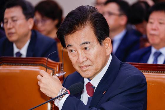 정동영 통일부 장관이 18일 오후 서울 여의도 국회에서 열린 외교통일위원회 제428회국회(임시회) 제1차 전체회의에 출석해 안경을 벗고 있다. 뉴스1