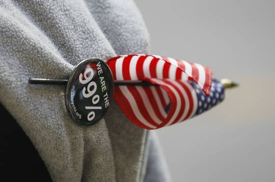 2011년 10월 3일 미국 ‘시카고 점령’ 시위에서 한 시민이 성조기와 ‘우리는 99%’ 문구가 새겨진 버튼을 착용했다. [AP=연합뉴스]