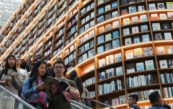 문명의 발전은 다양한 분야에서 더 많은 사람에게 기회를 제공한다. 70년대 여섯 곳에 불과했던 서울 공공도서관은 2024년 212곳에 달한다. 서울 별마당도서관을 찾은 시민들의 모습. [연합뉴스]