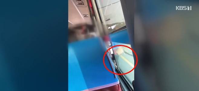 지난 4월 제주 시내버스 안에서 중국인 여성이 담배를 피우면서 바깥으로 재를 털어내는 모습. 온라인 커뮤니티 갈무리