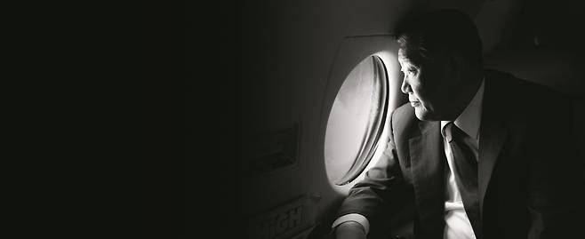 비행기 안에서 경영구상 중인 정몽구 명예회장 사진=현대차그룹