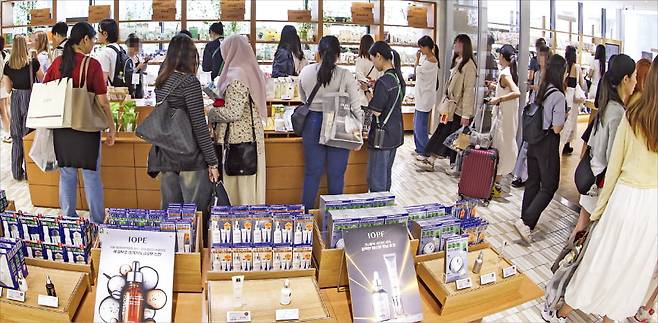 서울 성동구 올리브영N 성수를 찾은 내외국인들이 제품을 살펴보고 있다.  한경DB