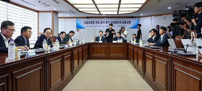 이동근 한국경영자총협회 상근부회장이 지난달 30일 서울 마포구 경총회관에서 노동조합법 개정 중지를 촉구하는 업종별단체 공동성명을 발표 후 취재진 질문에 답하고 있다. 사진=뉴스1