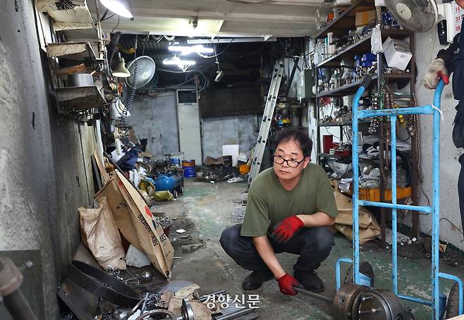 재개발이 진행 중인 서울 중구 청계천 공구거리 5구역에 있는 서일ENG 사장 김승현씨가 17일 대체 상가로 이사를 할 준비를 하고 있다. 정지윤 선임기자