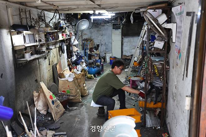 재개발이 진행 중인 서울 중구 청계천 공구거리 5구역의 서일ENG 사장 김승현씨가 17일 대체 상가로 이사를 하기 위해 물품을 정리하고 있다. 정지윤 선임기자