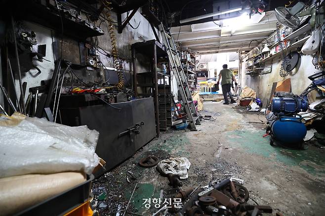 재개발이 진행 중인 서울 중구 청계천 공구거리 5구역에 위치한 서일ENG 공업사에 17일 이사를 앞두고 각종 물품이 놓여 있다. 정지윤 선임기자