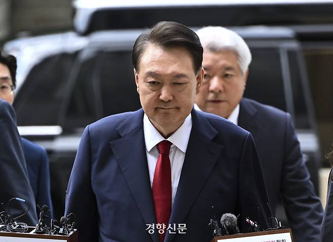 윤석열 전 대통령이 지난달 9일 서울 서초구 서울중앙지법에서 구속 전 피의자심문(영장실질심사)을 받기 위해 출석하고 있다. 문재원 기자