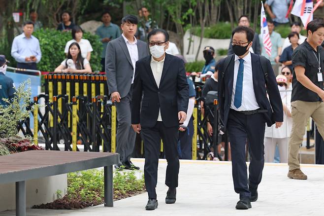 김건희 특검엔 첫 소환 건진법사 전성배씨(왼쪽)가 18일 서울 종로구 KT광화문빌딩에 마련된 김건희 특검 사무실에 출석하고 있다.  정효진 기자 hoho@kyunghyang.com