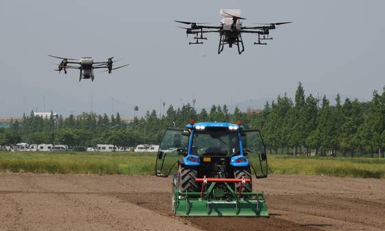 Busan demonstrates its smart farming technology using drones on May 14. [SONG BONG-GEUN]