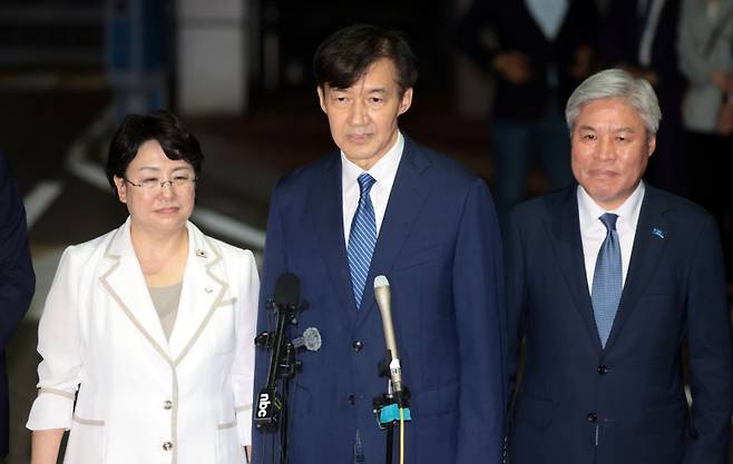 조국혁신당 조국 전 대표가 지난 15일 서울 구로구 남부교도소에서 광복절 특별사면·복권 조치로 출소하며 대국민 인사를 하고 있다. 연합뉴스&nbsp;