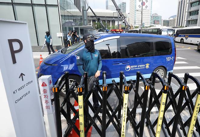 김건희 여사를 태운 차량이 18일 민중기 특별검사팀 사무실이 마련된 서울 종로구 KT 광화문빌딩 웨스트로 들어가고 있다. 연합뉴스