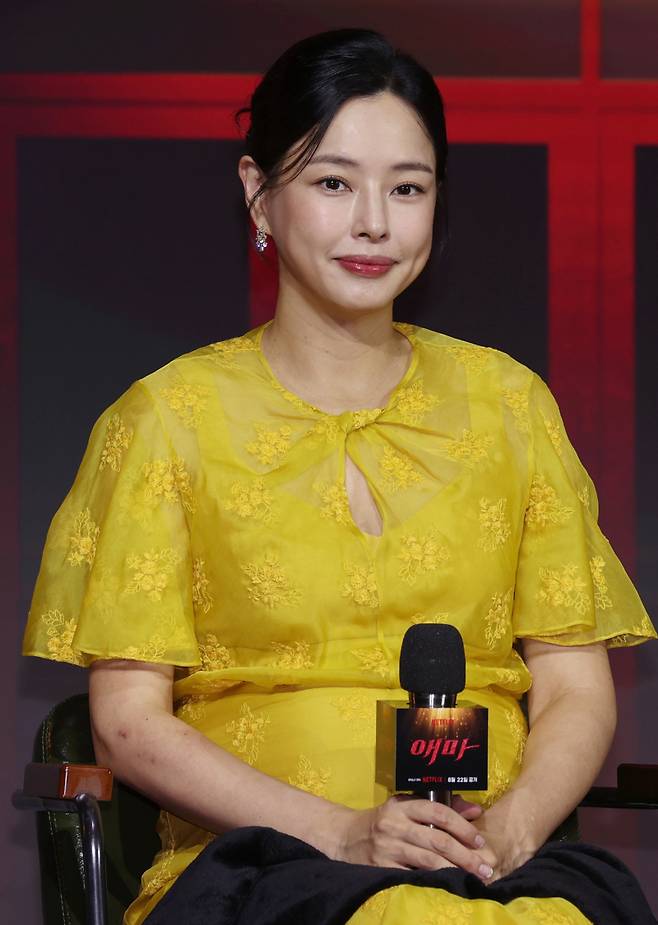 배우 이하늬가 18일 서울 마포구 호텔나루서울 엠갤러리에서 열린 넷플릭스 시리즈 ‘애마’ 제작발표회에 참석했다. 연합뉴스