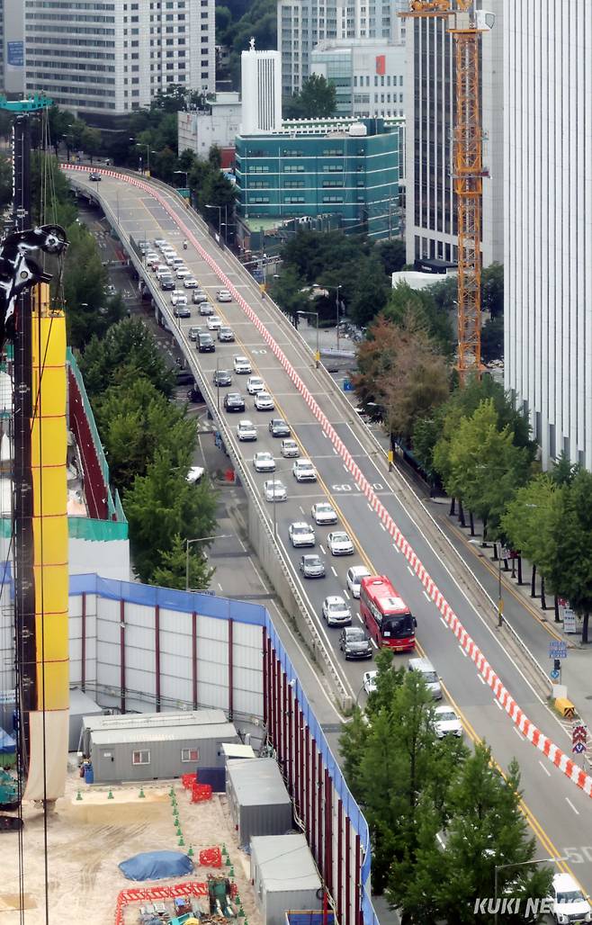 ‘서울 중구 서소문 고가차도 전경’1966년에 지어진 서소문고가는 긴급 보수공사 필요한 '안전등급 D' 판정을 받아 안전을 위해 철거가 결정됐다. 서울시는 시민 불편과 교통혼잡 완화를 위해 단계적으로 차로를 축소한다.