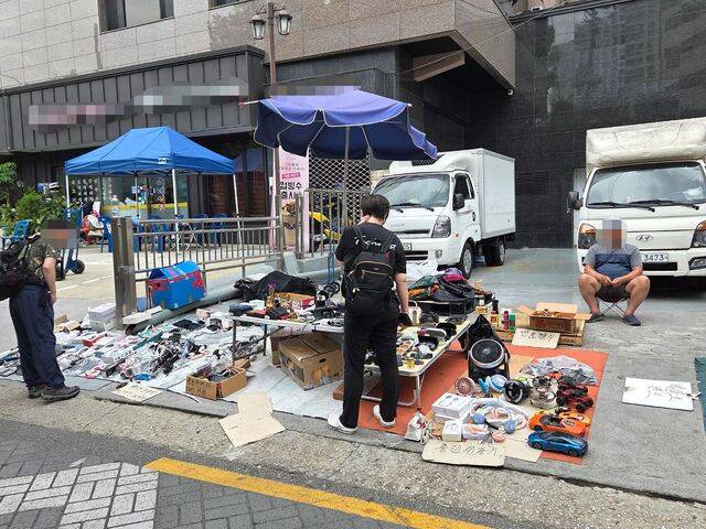 시민들이 17일 서울 동대문구 풍물시장 주변 골목에 차려진 불법 노점에서 휴대용 선풍기 등 물건을 보고 있다. 이 일대 노점은 단속을 피해 물건을 내놨다가 철수하는 식의 영업을 하고 있다.