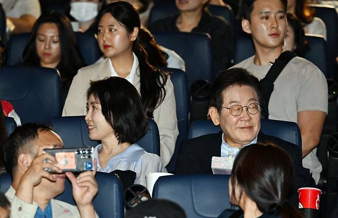 이재명 대통령과 김혜경 여사가 17일 서울 용산CGV '독립군:끝나지 않은 전쟁' 상영관에서 영화 시작을 기다리고 있다. 연합뉴스