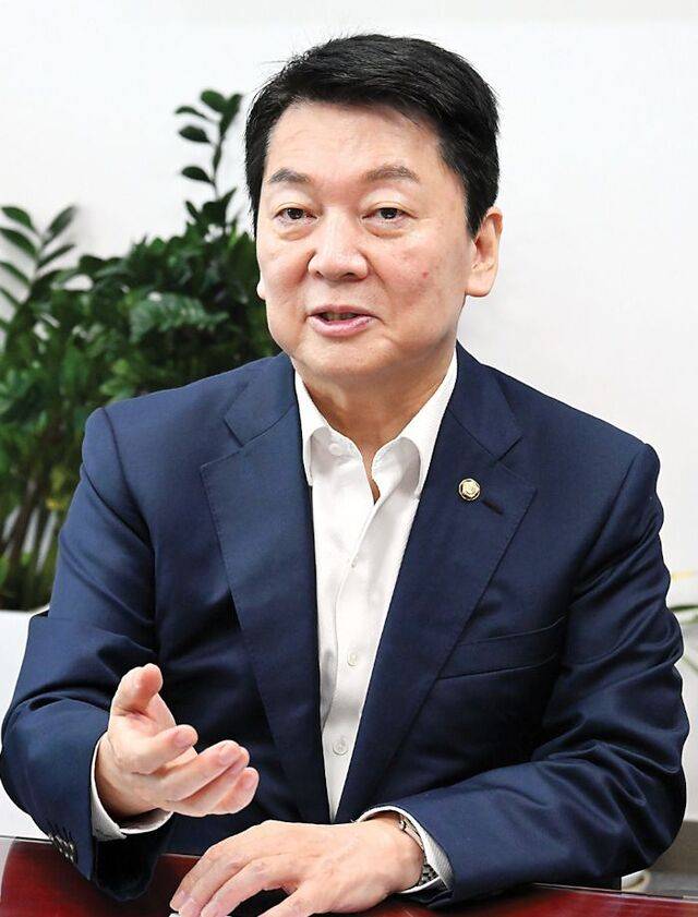 안철수 국민의힘 당대표 후보가 18일 국회 의원회관 사무실에서 인터뷰하고 있다. 안 후보는 '윤 어게인' 세력을 향해 "헌법재판소 결정을 따를 수 없다면 따로 나가서 당을 차려야 한다"고 말했다. 이병주 기자