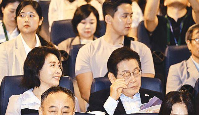 이재명 대통령이 지난 17일 서울 용산의 한 영화관에서 '독립군: 끝나지 않는 전쟁'을 관람하기 전 영화 관련 정보를 살펴보고 있다. 김지훈 기자