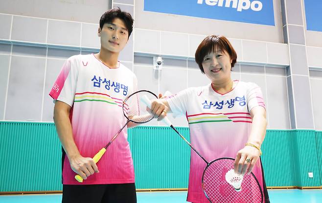 한국 올림픽 첫 모자(母子) 메달리스트에 이어 세계랭킹 1위까지 달성한 아들 김원호(왼쪽)와 어머니 길영아 삼성생명 배드민턴단 감독이 함께 포즈를 취하고 있다. 용인 이충우 기자