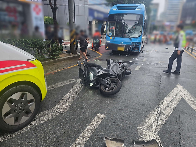 지난 10일 오후 1시께 부산 부산진구 서면 로터리 인근에서 60대 기사가 몰던 시내버스가 횡단보도를 건너던 보행자 2명을 쳐 2명 모두 숨졌다. 이 사진은 본 기사와 직접 관련 없음. [부산경찰청]