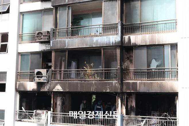 18일 서울 마포구 창전동 아파트 화재 현장에서 경찰과 소방 관계자들이 합동감식을 하고 있다. [이충우기자]