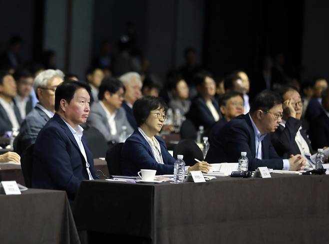 최태원 SK 회장이 18일 서울 광진구 워커힐 호텔에서 열린 ‘이천포럼 2025’에 참석하고 있다. (왼쪽부터) 최 회장, 김선희 SK㈜ 이사회 의장, 최재원 SK 수석부회장, 김용학 SK텔레콤 이사회 의장