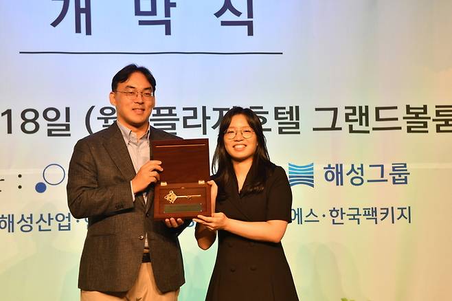단우영 해성그룹 부회장(왼쪽)이 지난해 대회 5번째 우승을 차지한 최정에게 10돈짜리 순금 열쇠를 전달한 뒤 기념촬영을 하고 있다.  한국기원