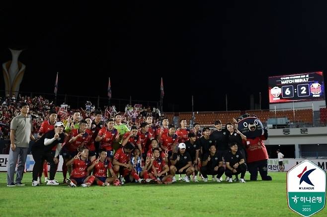 Kim Cheon Sang -mu played a commemorative photo after winning the FC Seoul. Photo = Korea Professional Football Federation